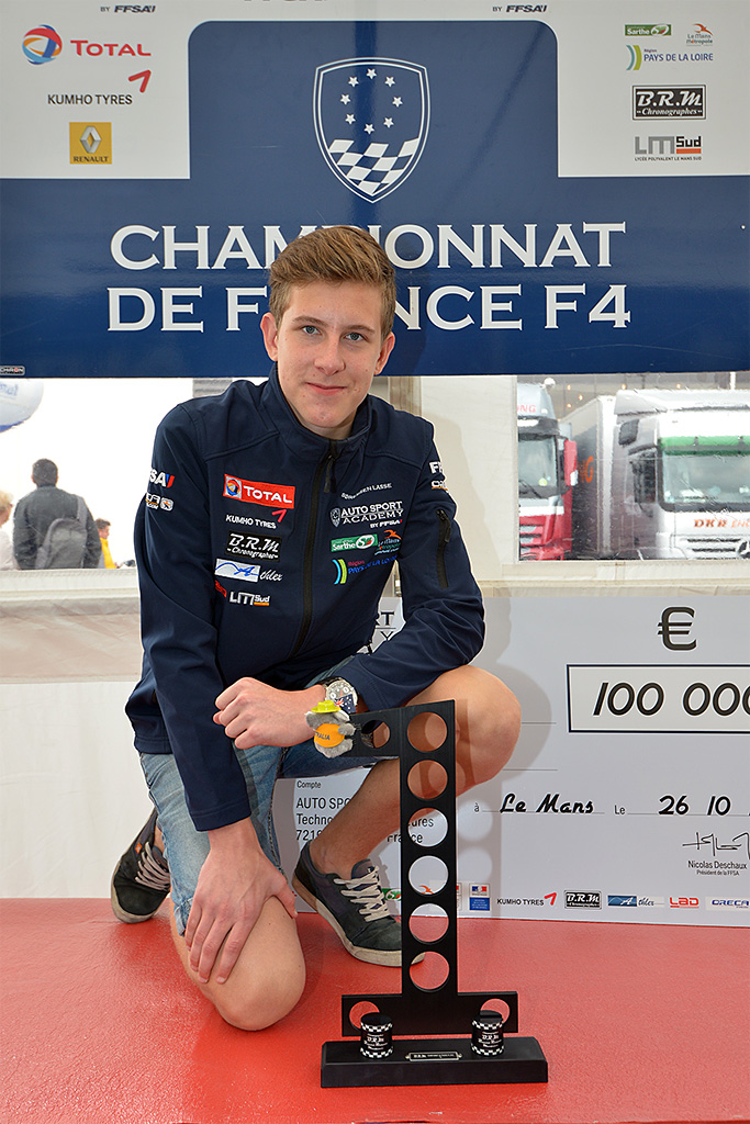 Lasse L. Sørensen med FF4-mesterskabstrofæet og champion-check på 100.000 Euro